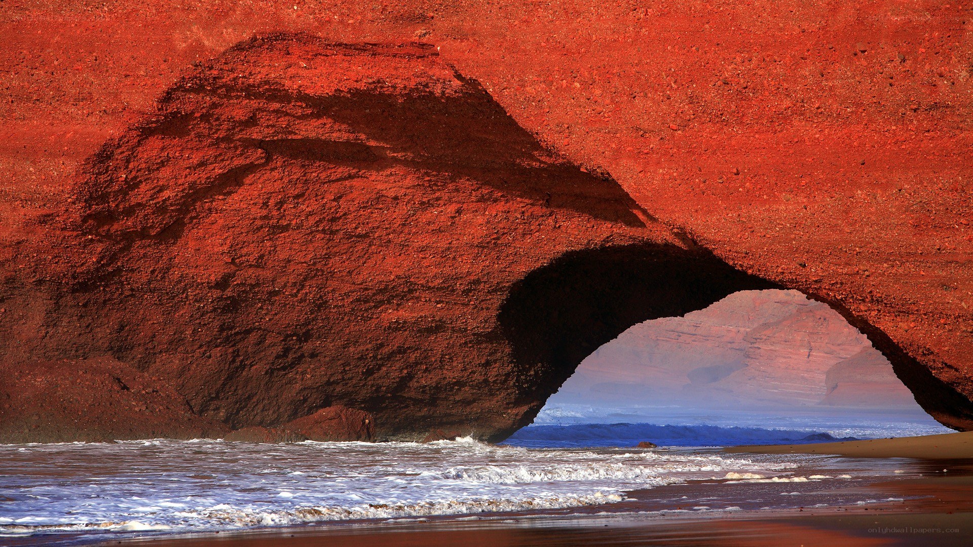 Red rock arch at the beach