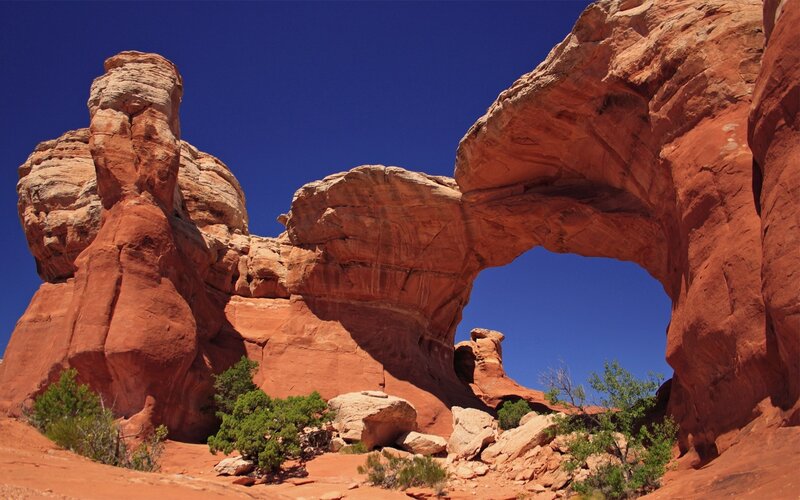 Red rock arch formation