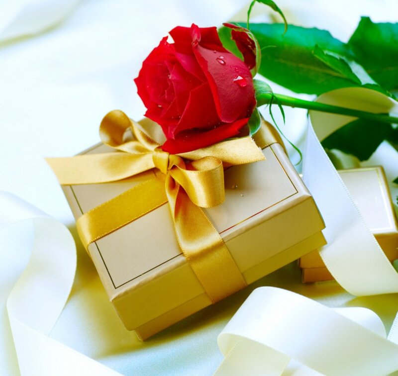 Red Rose on Gift Box — Romantic, Photograph, Gift Box