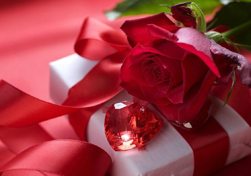 Red Rose on Gift Box — Romantic, Photograph