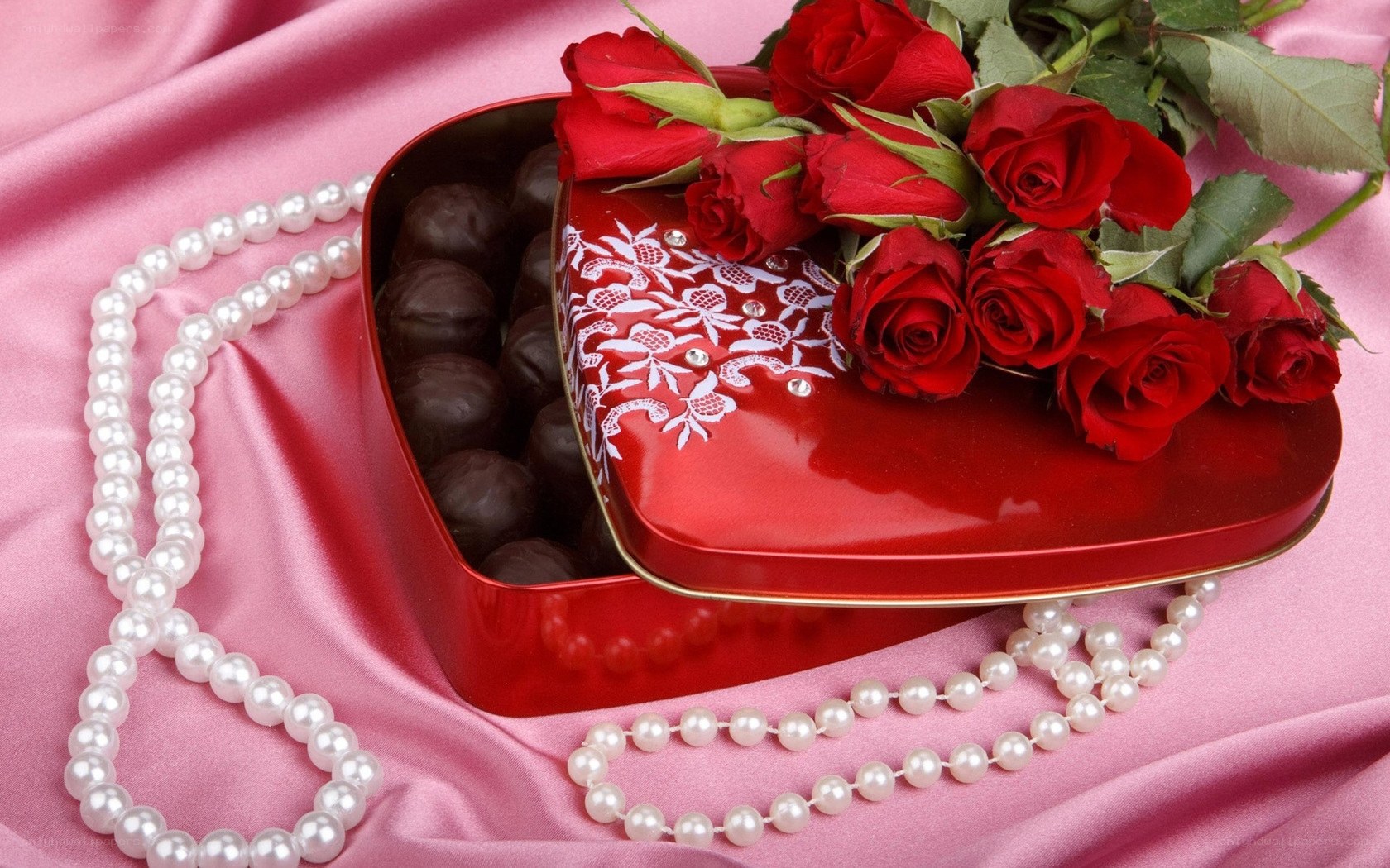 Red roses and chocolates gift