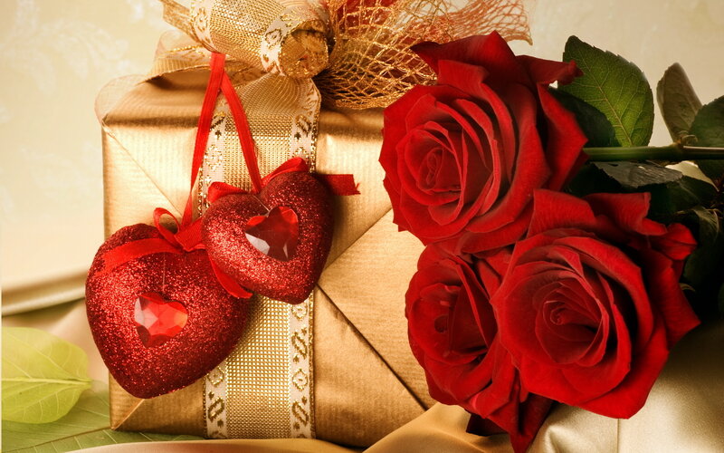 Red Roses and Gift Box — Romantic, Photograph, Gift Box