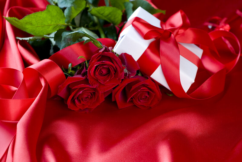 Red Roses and Gift Box — Romantic, Photograph