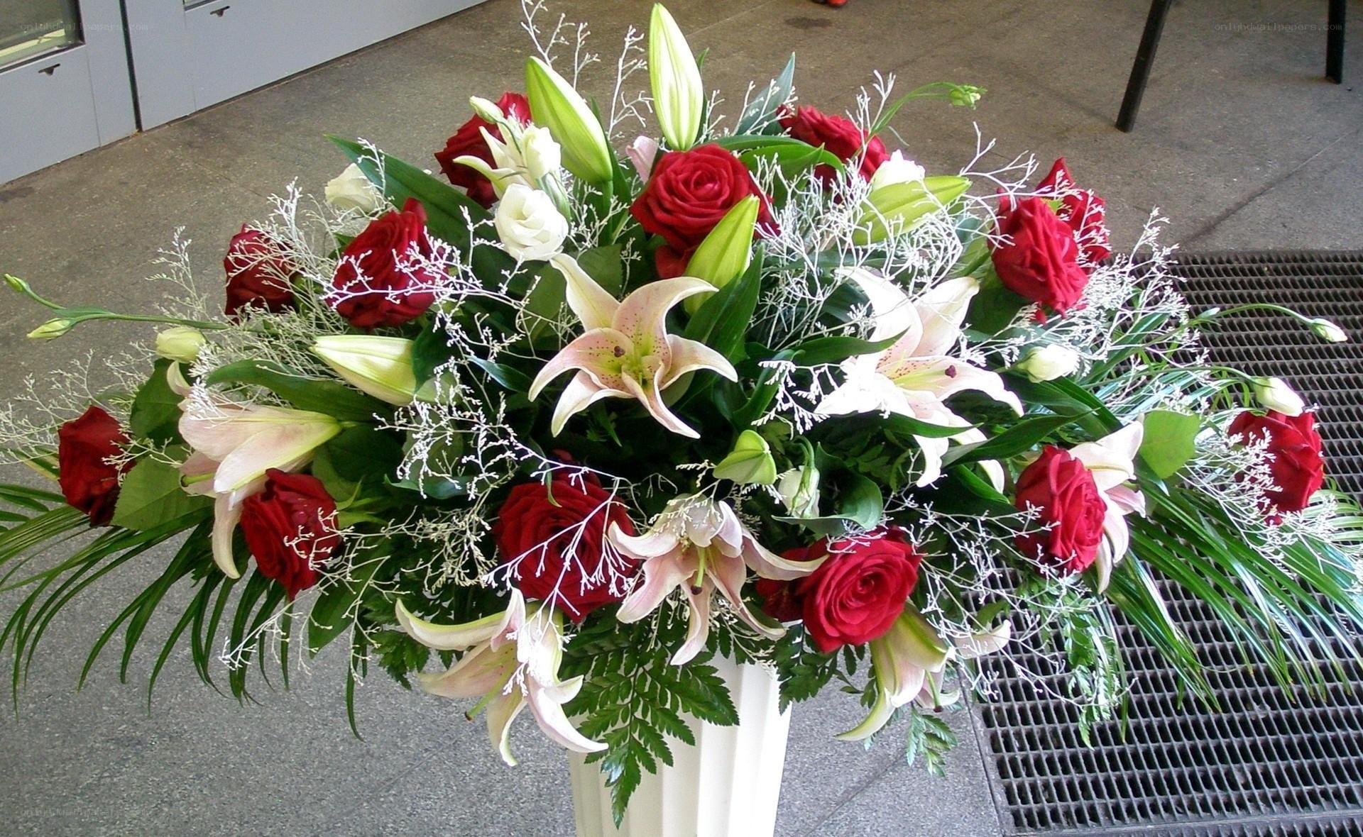 Red roses and lilies bouquet