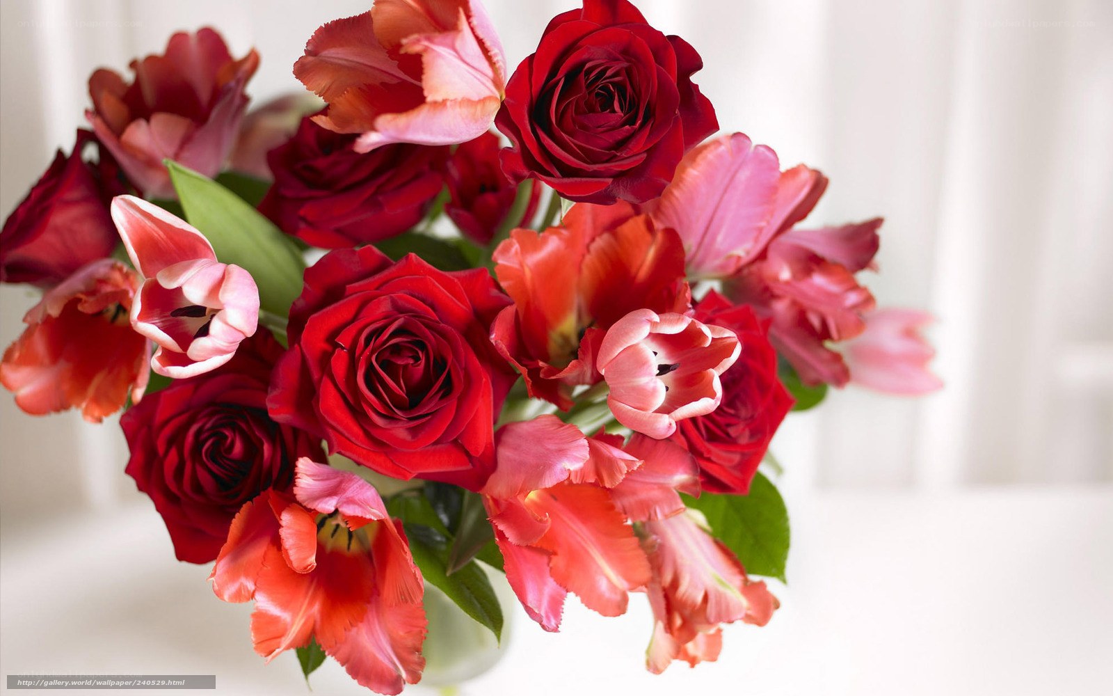 Red roses and tulips bouquet