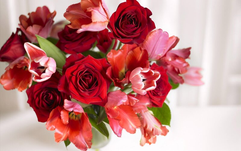 Red roses and tulips bouquet