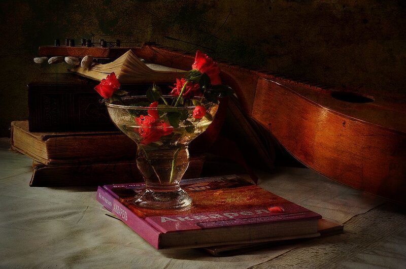Red Roses in Glass Bowl — Brown