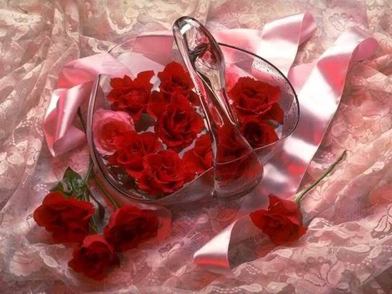 Red Roses in Glass Bowl — Romantic