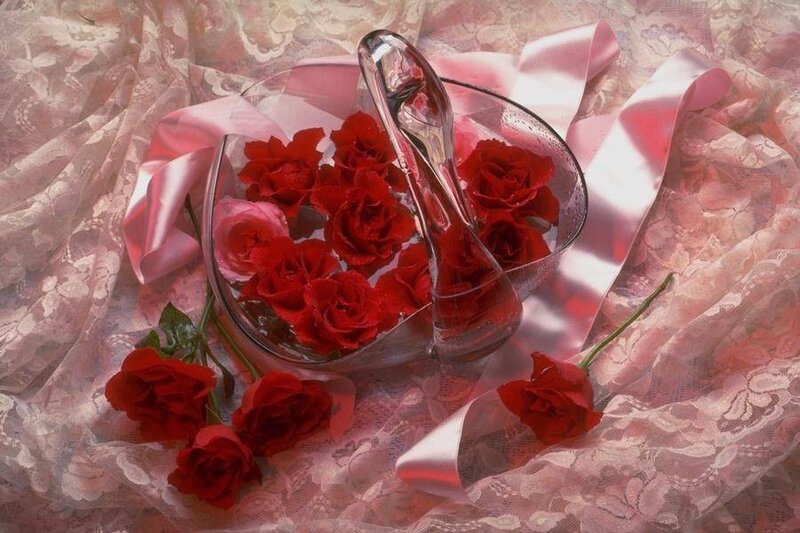 Red roses in glass bowl