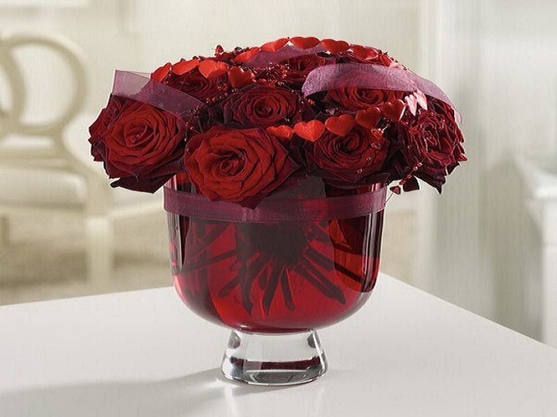 Red Roses in Vase — Calm, Photograph, Table