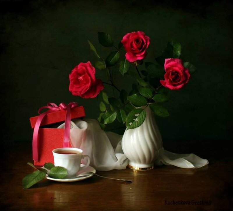 Red Roses in Vase — Dramatic, Photograph, Gift Box
