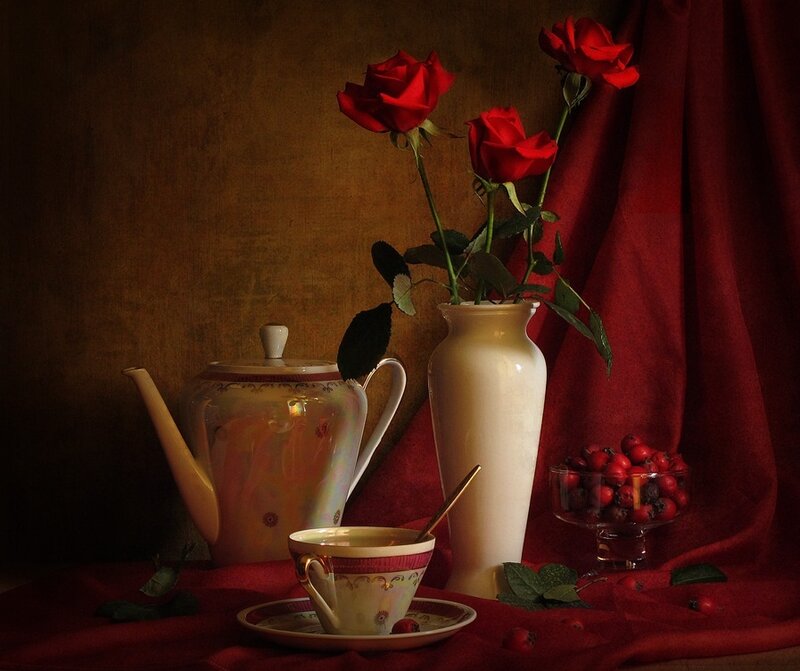 Red Roses in Vase — Dramatic, Photograph, Teapot