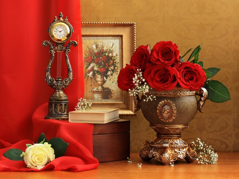 Red Roses in Vase — Elegant