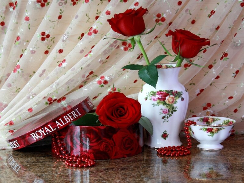 Red Roses in Vase — Romantic