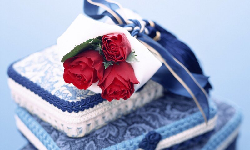 Red Roses on Gift Box — Blue