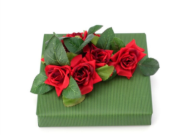 Red Roses on Gift Box — Green