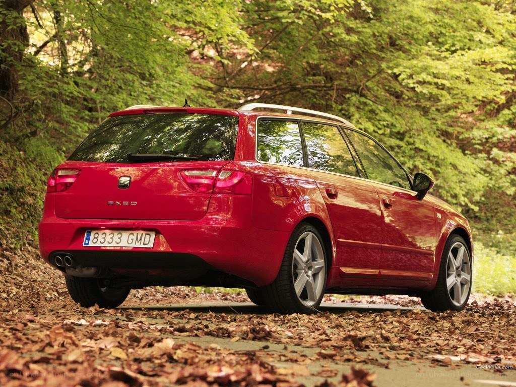 Red SEAT Exeo station wagon