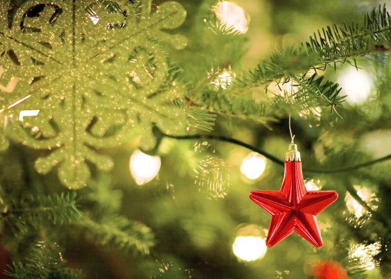 Red Star Ornament — Green
