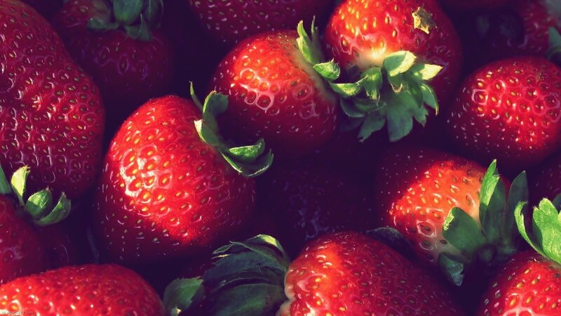 Red Strawberries in Pile — Natural
