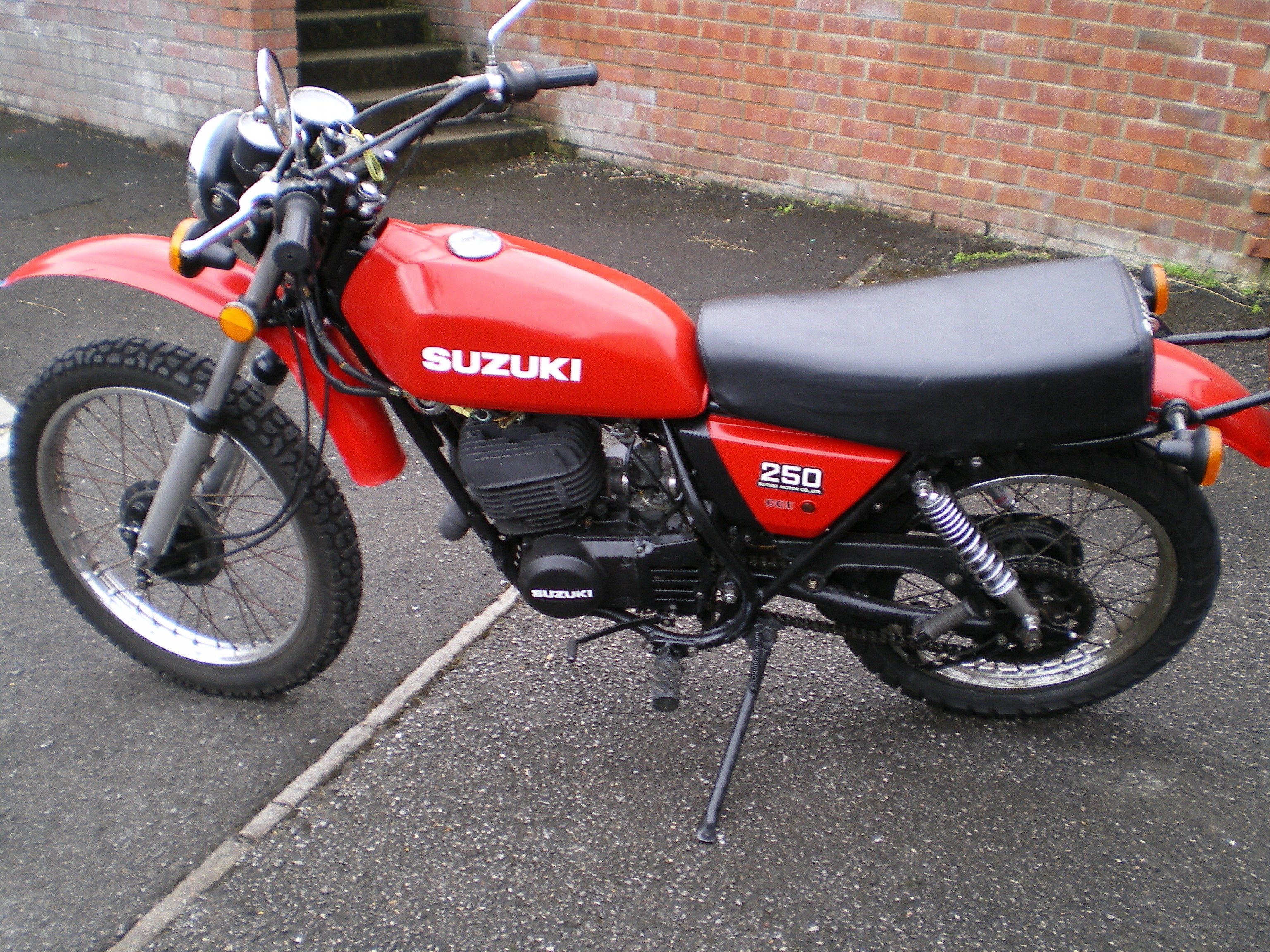 red suzuki dirt bike