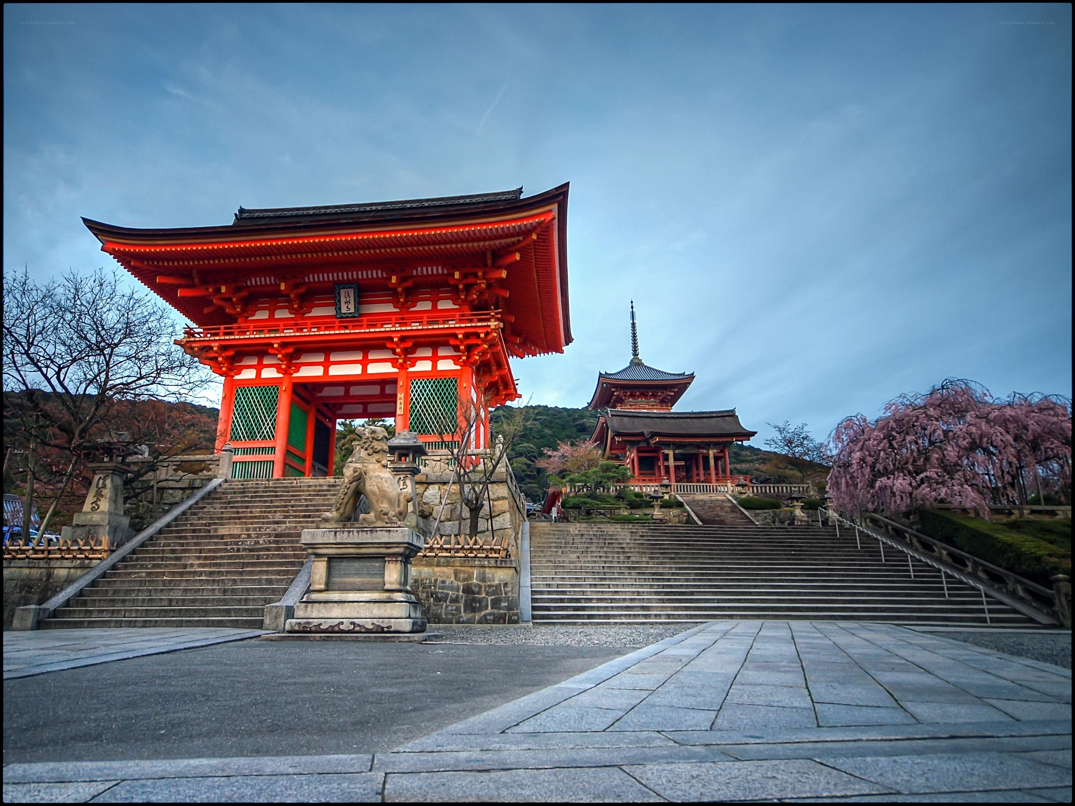 Red temple at Kiyomizu-dera