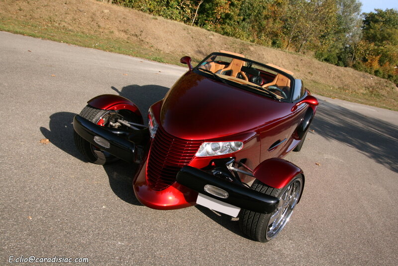 Red Three-wheeled Car — Calm, Autumn, Photograph