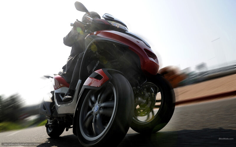 Red Three-wheeled Scooter — Dynamic