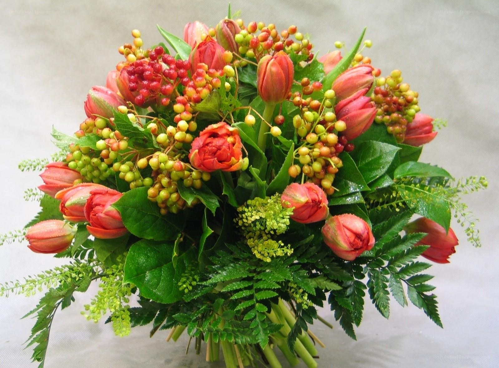 Red tulip and berry bouquet
