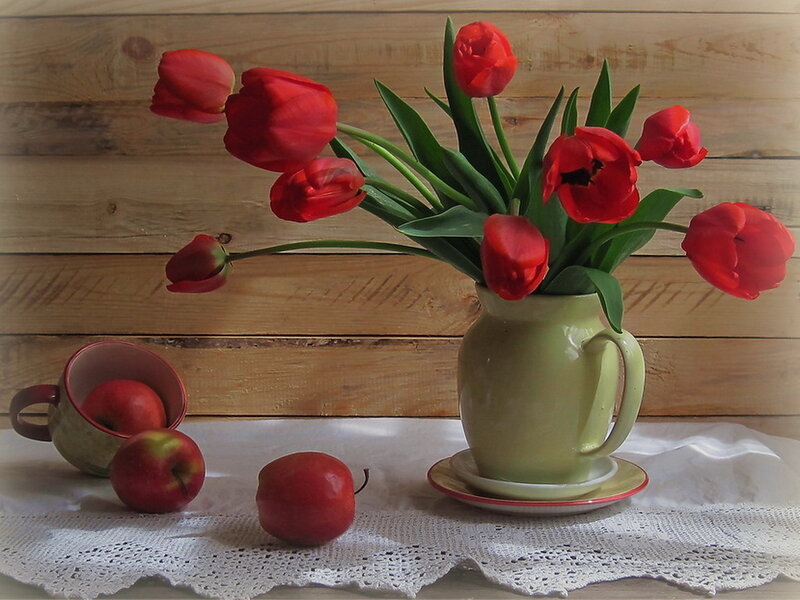 Red Tulips in a Vase — Calm, Photograph, Apples