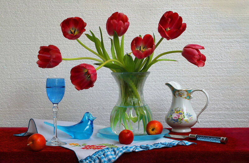 Red Tulips in Vase — Calm, Photograph, Apples