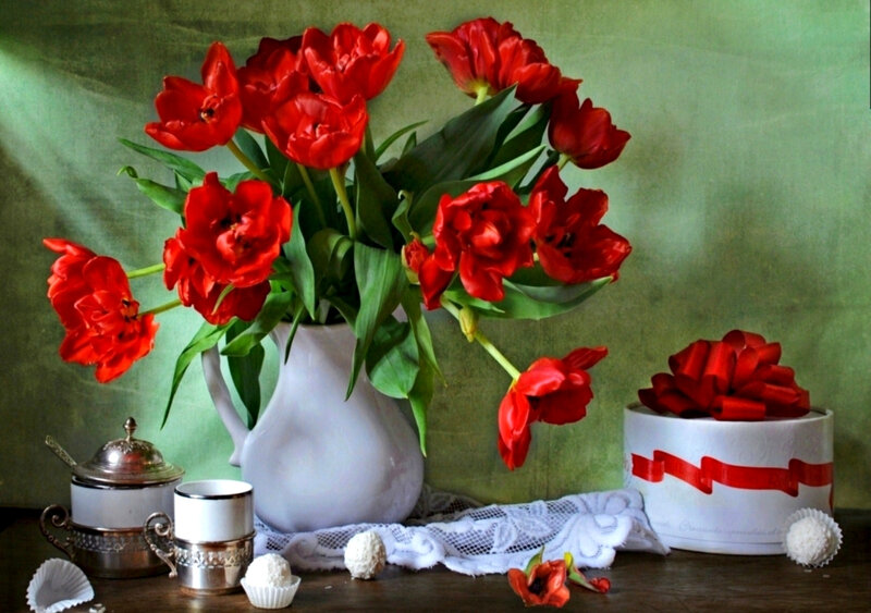 Red Tulips in Vase — Calm, Photograph, Flowers, Cake Box