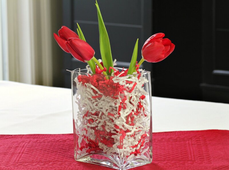 Red Tulips in Vase — Calm, Photograph, Tablecloth