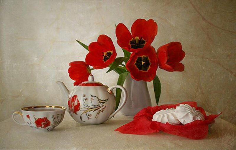 Red Tulips in Vase — Calm, Photograph, Teapot