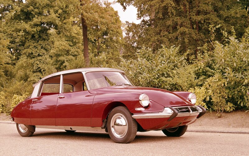 Red vintage Citroën DS car