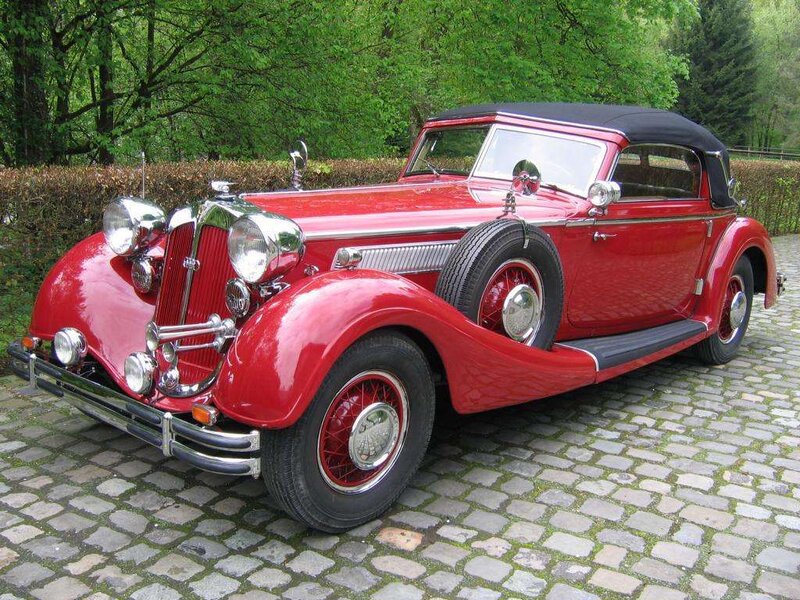 Red Vintage Convertible Car — Calm