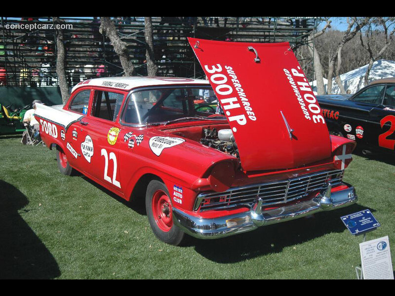 Red Vintage Race Car — Outdoor
