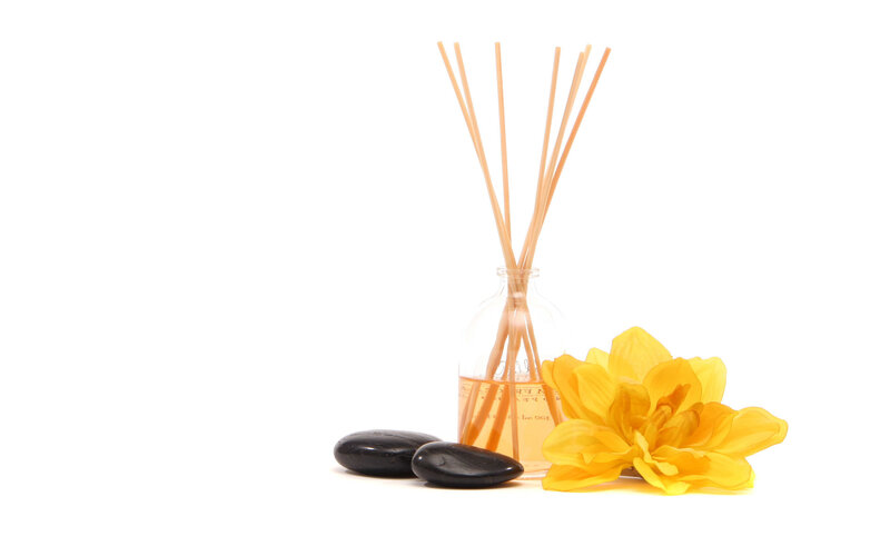 Reed diffuser with flower and stones