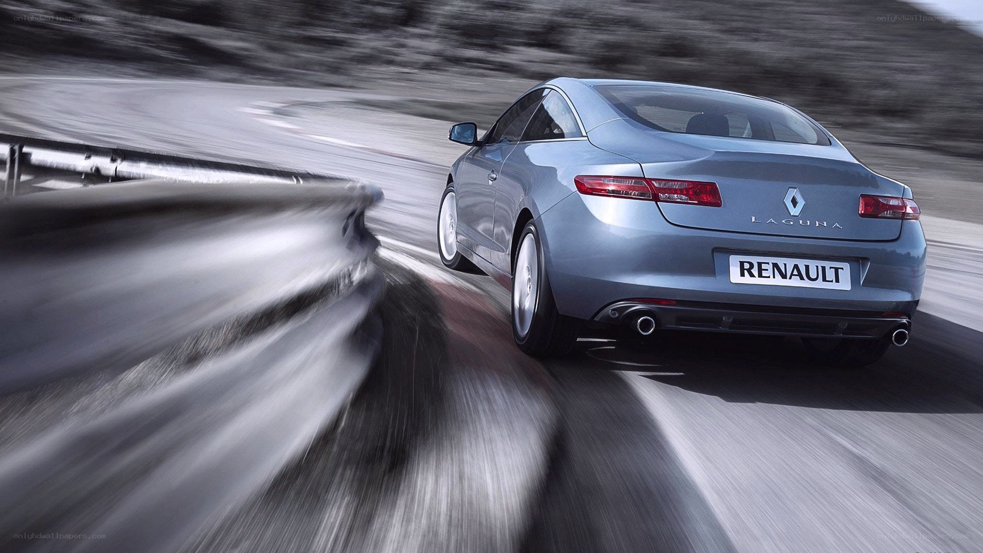 Renault Laguna in motion