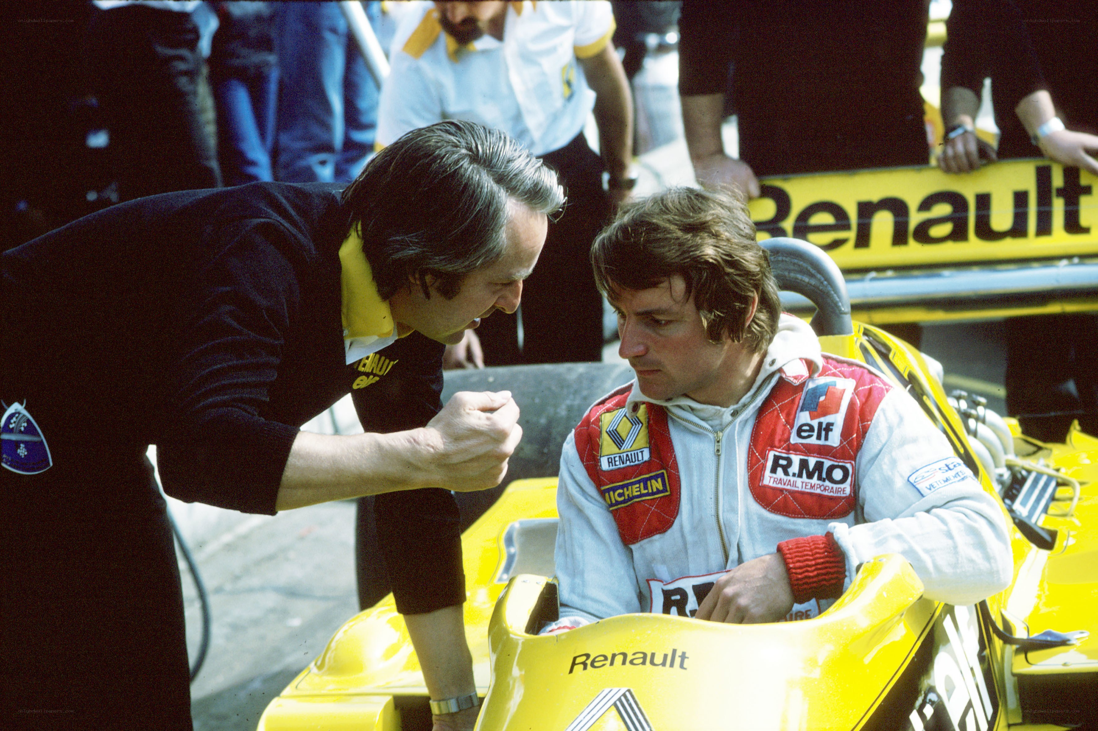 Renault team discussing race strategy