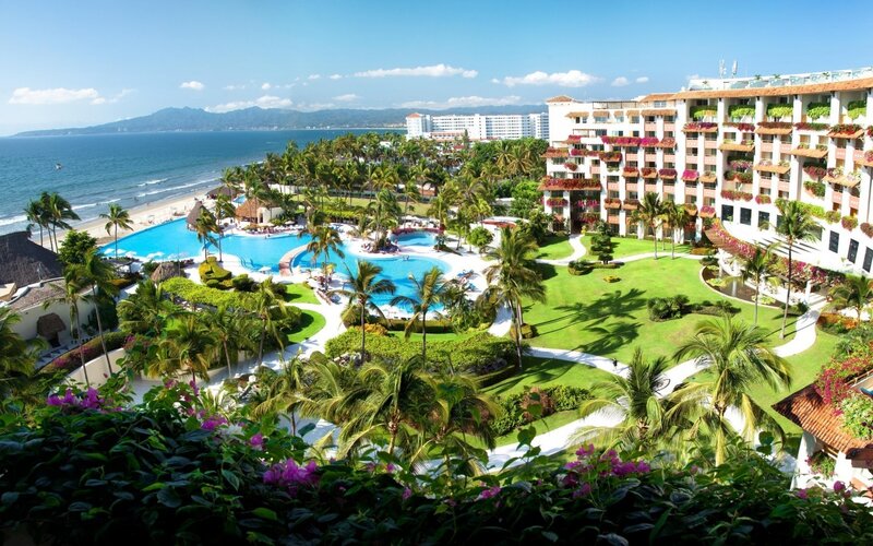 Resort with Pool and Beach — Green