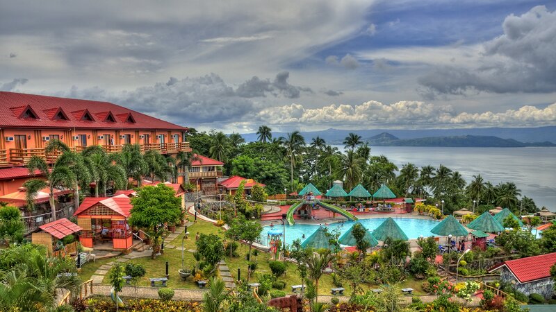 Resort with Pool and Lake