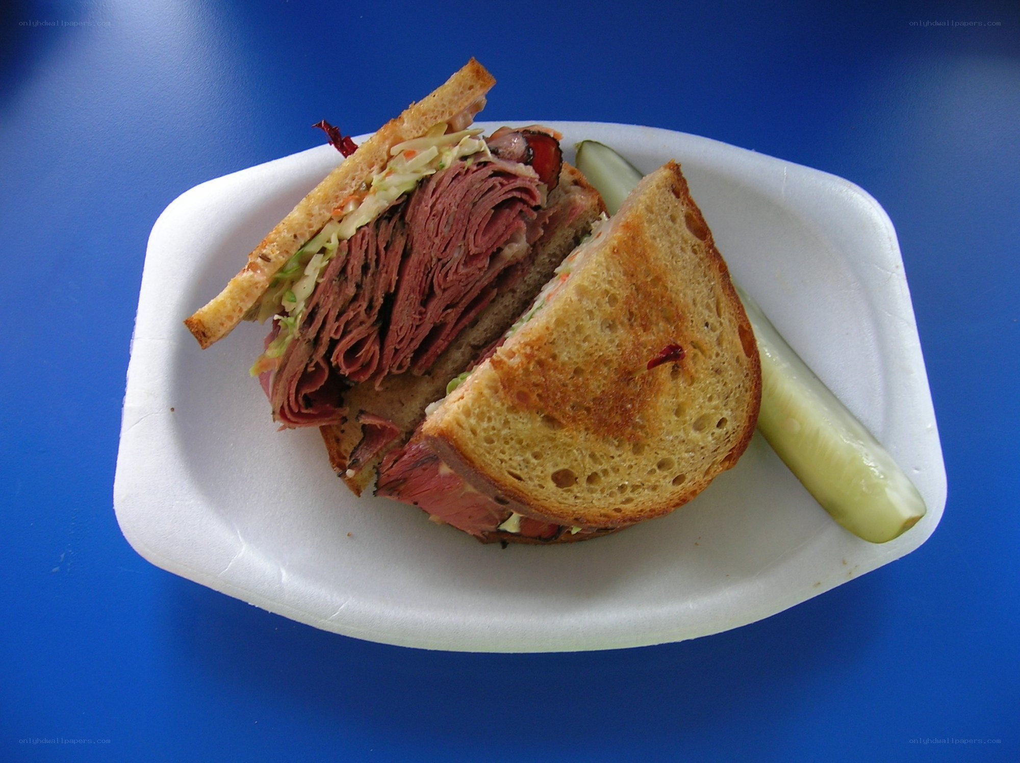 Reuben sandwich with pickle