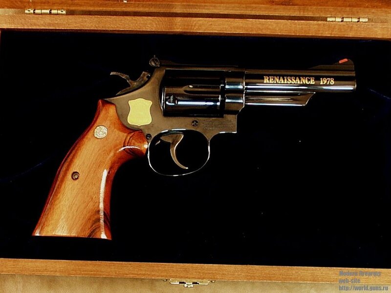 Revolver in Wooden Case — Brown