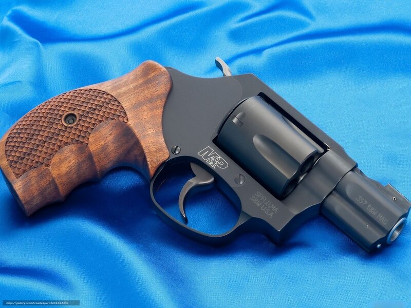 Revolver with Wooden Grip — Blue