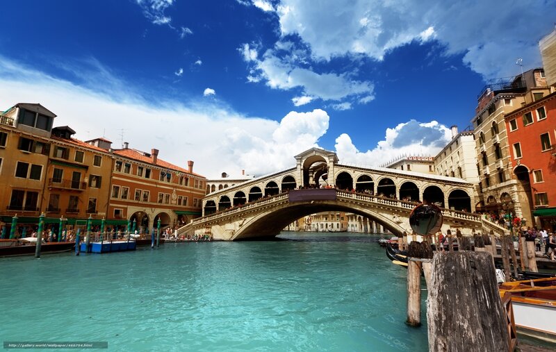 Rialto Bridge in Venice — Blue, Bright