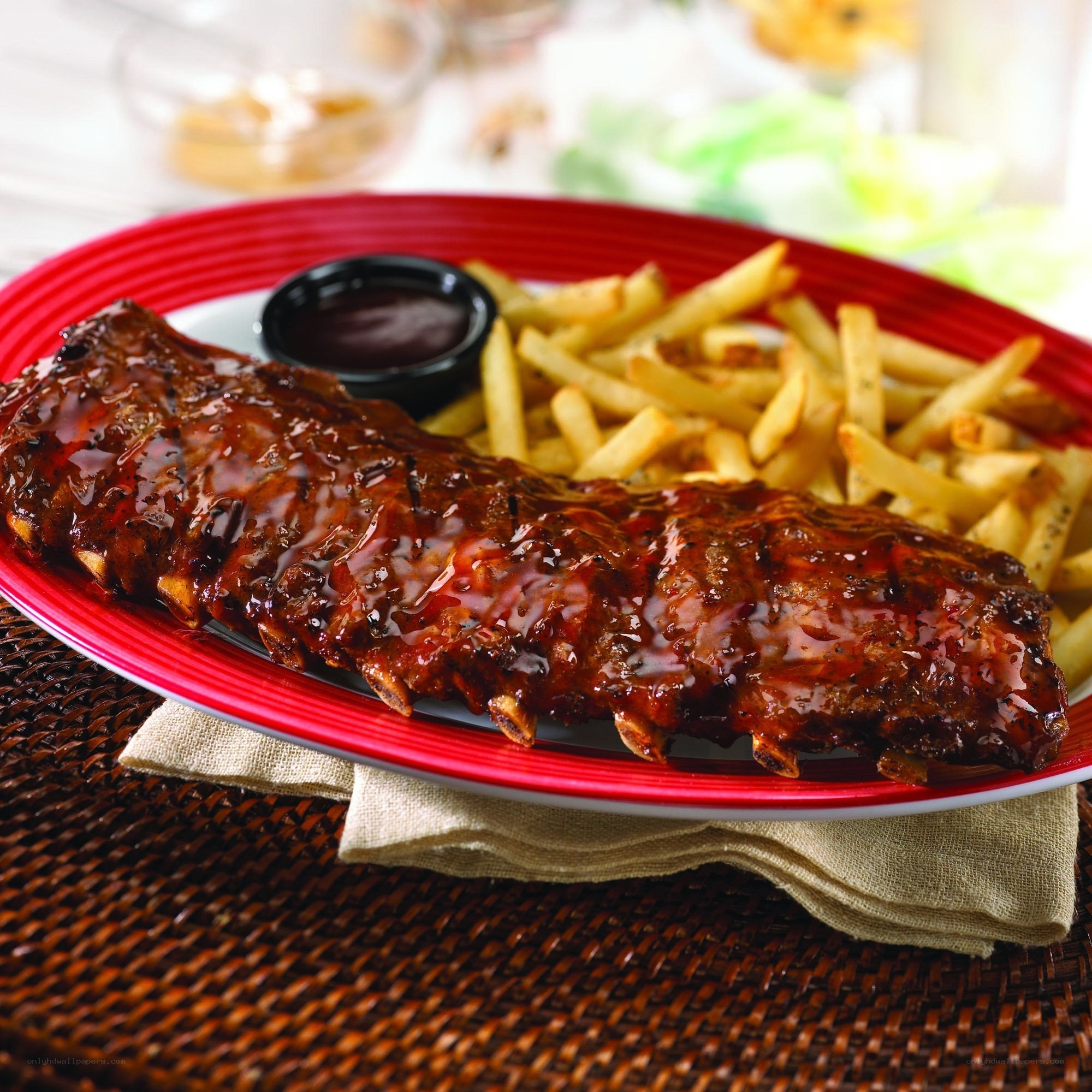 ribs with fries and sauce