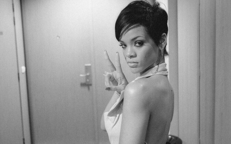 Rihanna making a peace sign