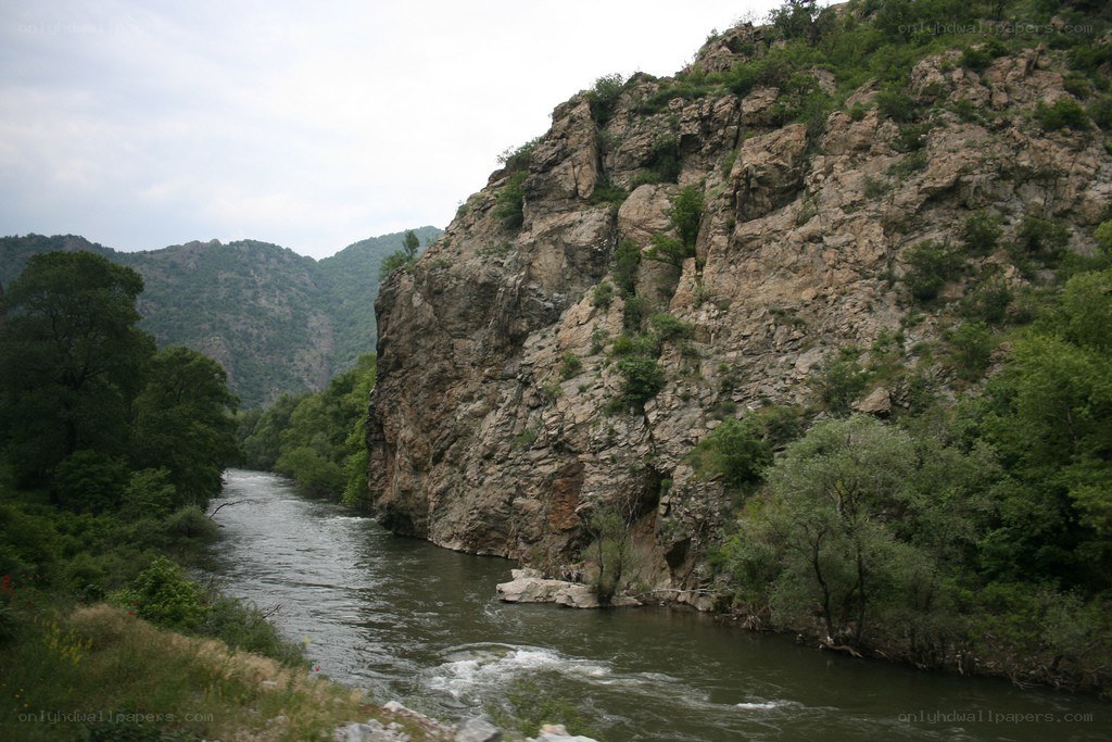 river flowing through a canyon