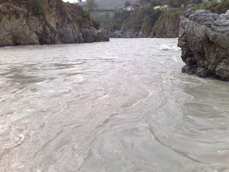 river flowing through a canyon