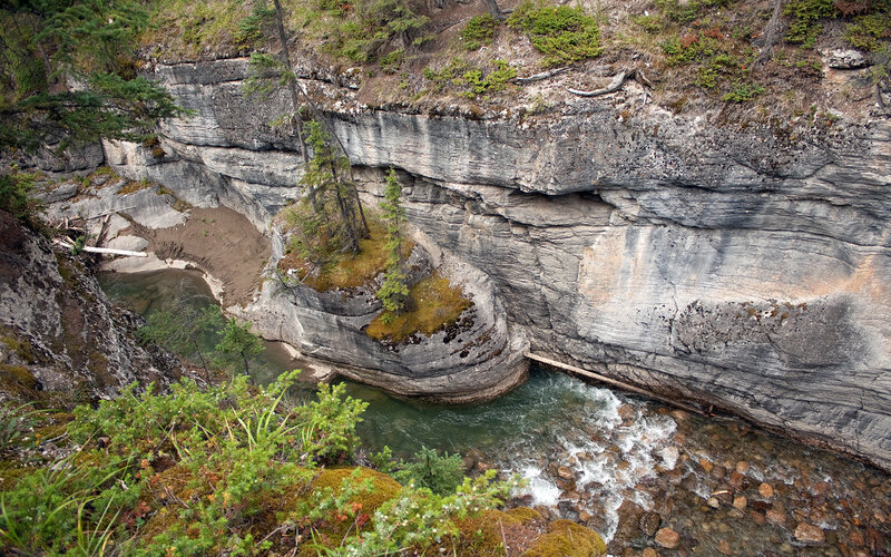 river flowing through a canyon